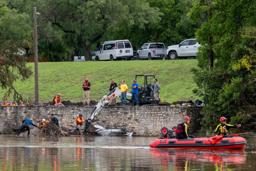 米テキサス州カー郡カービルで、グアダルペ川を捜索する救助関係者=14日(ゲッティ=共同)