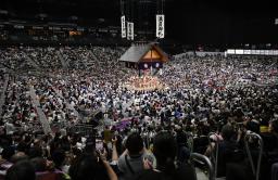 　大相撲名古屋場所の初日、幕内力士の土俵入りが行われた新会場のＩＧアリーナ＝１３日、名古屋市