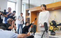 報道陣の取材に応じる静岡県伊東市の田久保真紀市長=18日午後、伊東市