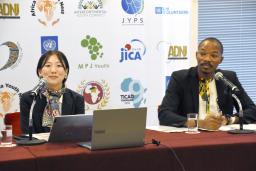 日本記者クラブで記者会見する「Youth TICAD 2025 実行委員会」の休場優希共同代表(左)と実行委員ネビバンガ・エビナさん=18日午前、東京都千代田区