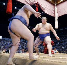 　大の里（右）が押し出しで阿武剋を下す＝ＩＧアリーナ