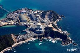 関西電力美浜原発。手前から3号機、2号機、1号機=3月、福井県美浜町