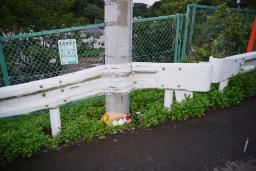 　高齢者施設の送迎車が電柱に衝突した事故現場＝１６日、東京都町田市