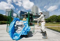 首相官邸に運び込まれた福島第1原発事故に伴う除染土=19日午前
