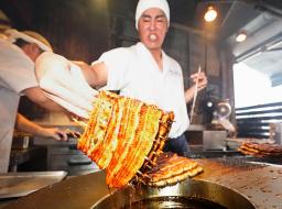土用の丑の日を迎え「八ツ目や にしむら目黒店」で焼き上げられるウナギ=19日午前、東京都目黒区