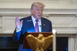 ホワイトハウスでのディナーの席でスピーチするトランプ米大統領=18日、ワシントン(AP=共同)