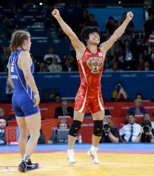 ロンドン五輪レスリング女子48キロ級決勝でアゼルバイジャンの選手(左)を破り、喜ぶ小原日登美さん=2012年8月、エクセル(共同)