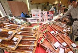 土用の丑の日を迎え、阪神百貨店梅田本店の生鮮商品売り場に並んだウナギのかば焼き=19日午前、大阪市北区