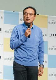 　夏季セミナーで発言する経済同友会の新浪剛史代表幹事＝１９日午後、長野県軽井沢町