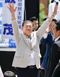 支持を呼びかける自民党総裁の石破首相=19日午前、仙台市