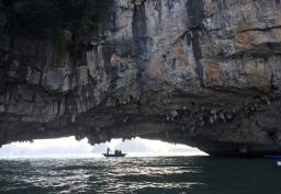 ベトナム・ハロン湾=2日(AP=共同)