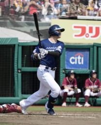 　４回日本ハム１死一、三塁、清宮が右越えに勝ち越し３ランを放つ＝楽天モバイルパーク