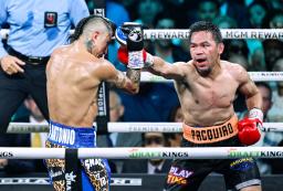 ボクシングWBCウエルター級王座戦で、マリオ・バリオスを攻めるマニー・パッキャオ(右)=米ラスベガス(ゲッティ=共同)