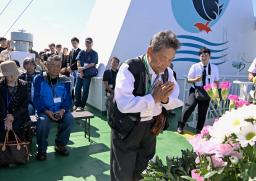 「洋上慰霊」の慰霊式で手を合わせる元島民=20日午後、北海道羅臼町沖(代表撮影)