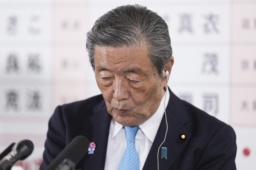 メディアのインタビューで厳しい表情を見せる自民党の森山幹事長=20日午後8時34分、東京・永田町の党本部