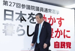 メディアのインタビューに臨む自民党の森山幹事長=20日午後8時1分、東京・永田町の党本部