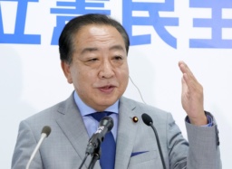 　メディアのインタビューに答える立憲民主党の野田代表＝２０日午後１０時２１分、東京・永田町の党本部