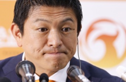 　メディアのインタビューに答える参政党の神谷代表＝２０日午後１０時１５分、東京都新宿区