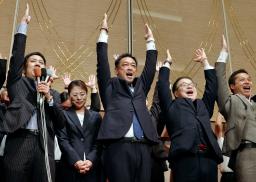 　和歌山選挙区で当選を決め、万歳する望月良男氏（中央）。右隣は世耕弘成氏＝２０日深夜、和歌山市内のホテル