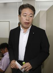 9日、記者会見を終え引き揚げる自民党の鶴保庸介参院議員=和歌山市