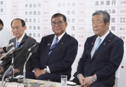 メディアのインタビューに臨む自民党総裁の石破首相。左は菅副総裁、右は森山幹事長=20日午後9時54分、東京・永田町の党本部