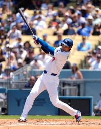 ブルワーズ戦の3回、34号2ランを放つドジャース・大谷=ロサンゼルス(共同)