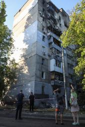 ウクライナ南部オデーサで、ロシアによる無人機攻撃を受けて損傷した集合住宅=19日(ロイター=共同)
