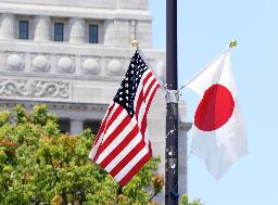 国会議事堂前に揚げられた日米の国旗=2022年5月
