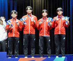 フェンシングの男子サーブル団体で銅メダルを獲得した日本=エッセン(共同)