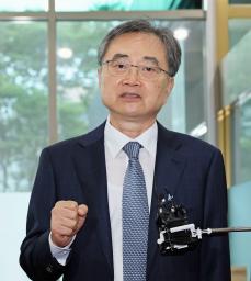 就任式を前に、報道陣の取材に応じる韓国の趙顕新外相=21日、ソウル(聯合=共同)