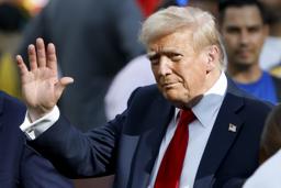 13日、米ニュージャージー州で、サッカーの試合を観戦するトランプ大統領(ゲッティ=共同)