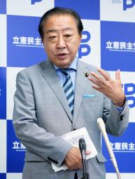 記者団の取材に応じる立憲民主党の野田代表=21日午後、東京・永田町の党本部