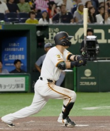 　９回巨人２死満塁、吉川が中前にサヨナラ打を放つ＝東京ドーム