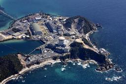 関西電力美浜原発。手前から3号機、2号機、1号機=3月、福井県美浜町