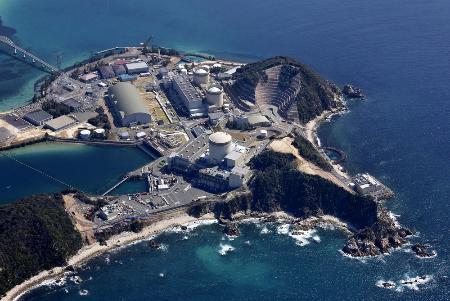 　関西電力美浜原発。手前から３号機、２号機、１号機＝３月、福井県美浜町