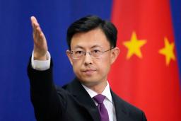記者会見する中国外務省の郭嘉昆副報道局長=21日、北京(共同)