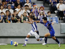 　長崎―Ｒソシエダード　後半、攻め込むレアル・ソシエダードの久保。右は長崎・笠柳＝ピースタ