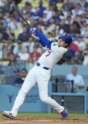 　ツインズ戦の１回、３５号２ランを放つドジャース・大谷＝ロサンゼルス（共同）