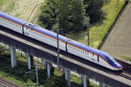 東北新幹線で回送運転中に停車した最新型車両「E8系」=6月、栃木県那須塩原市
