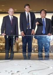 原爆資料館を見学するノーベル賞委員会のフリードネス委員長(中央)=22日午後、広島市中区