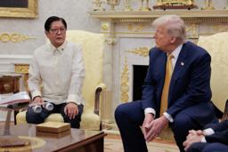 　米ホワイトハウスで会談するトランプ米大統領（右）とフィリピンのマルコス大統領＝２２日（ゲッティ＝共同）