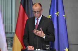 22日、ベルリンで記者会見するメルツ首相(ゲッティ=共同)