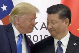 トランプ米大統領(左)と中国の習近平国家主席=2019年6月、大阪市(AP=共同)