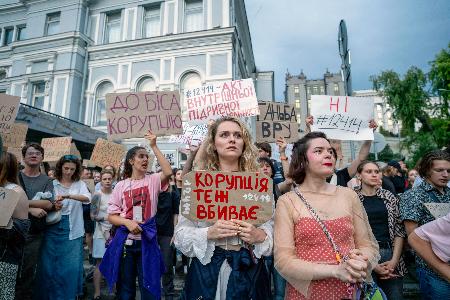 22日、ウクライナ・キーウで汚職捜査機関の権限を弱める法案に抗議する市民(共同)