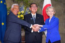 定期首脳協議を前に握手する(左から)EUのコスタ大統領、石破首相、フォンデアライエン欧州委員長=23日午後、首相官邸