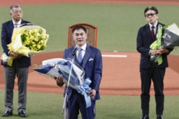 　野球殿堂入り表彰式であいさつする岩瀬仁紀さん（中央）。左は掛布雅之さん＝２３日、京セラドーム