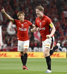 　浦和―湘南　前半、先制ゴールを決め駆け出す浦和・ホイブラーテン（右）＝埼玉スタジアム