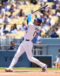 ツインズ戦の1回、5試合連続本塁打となる37号ソロを放つドジャース・大谷=ロサンゼルス(共同)