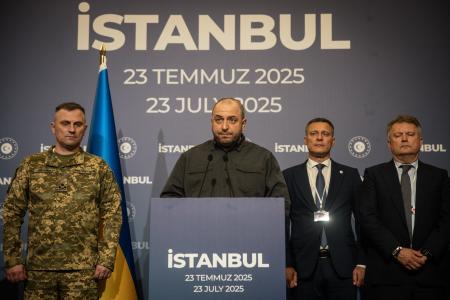 記者会見するウクライナのウメロフ国家安全保障・国防会議書記=23日、トルコ・イスタンブール(ゲッティ=共同)