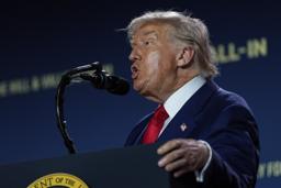 　「ＡＩサミット」でスピーチするトランプ大統領＝２３日、ワシントン（ＡＰ＝共同）